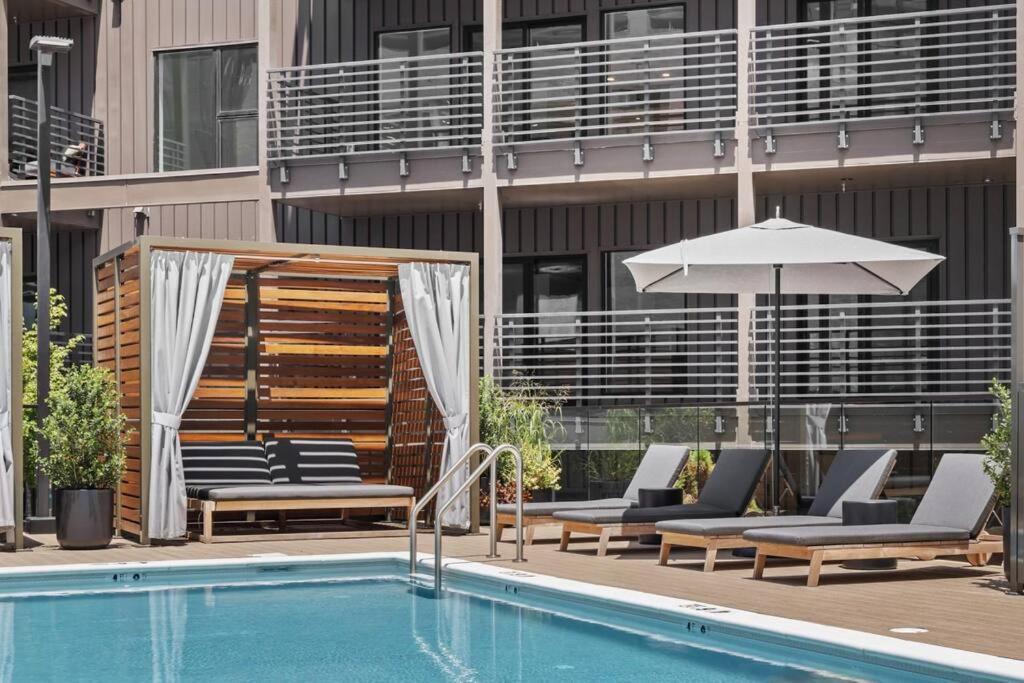 Skyline View, Pool, Gym, Balcony's, Walk To Bway! * Nashville