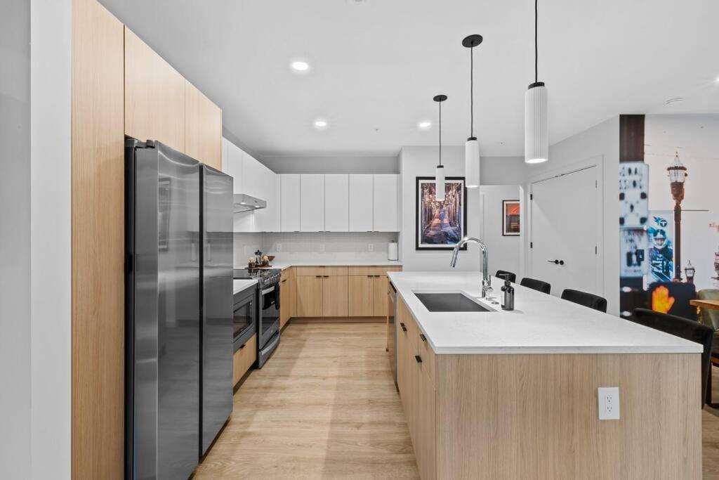 Skyline View, Pool, Gym, Balcony's, Walk To Bway! Apartment