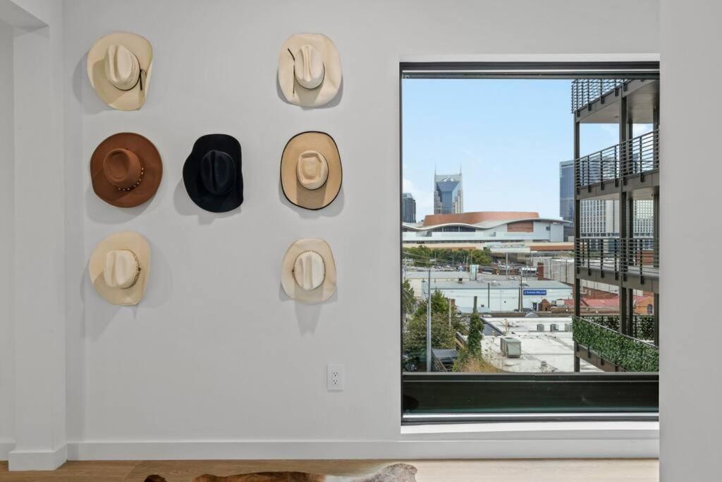 Skyline View, Pool, Gym, Balcony's, Walk To Bway! Apartment *