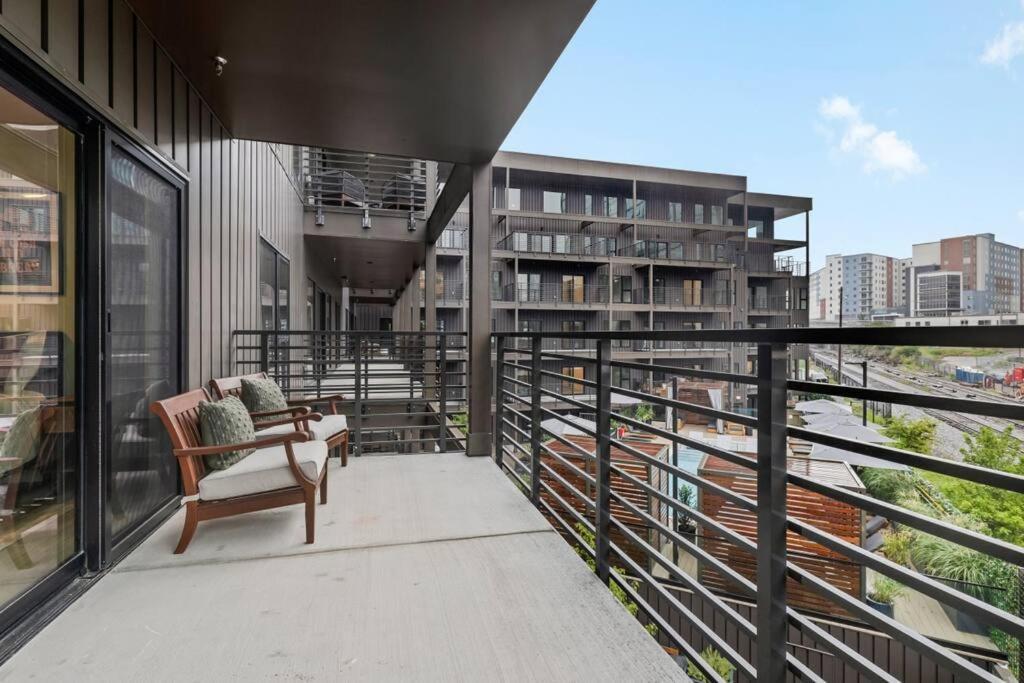 Skyline View, Pool, Gym, Balcony's, Walk To Bway! Nashville