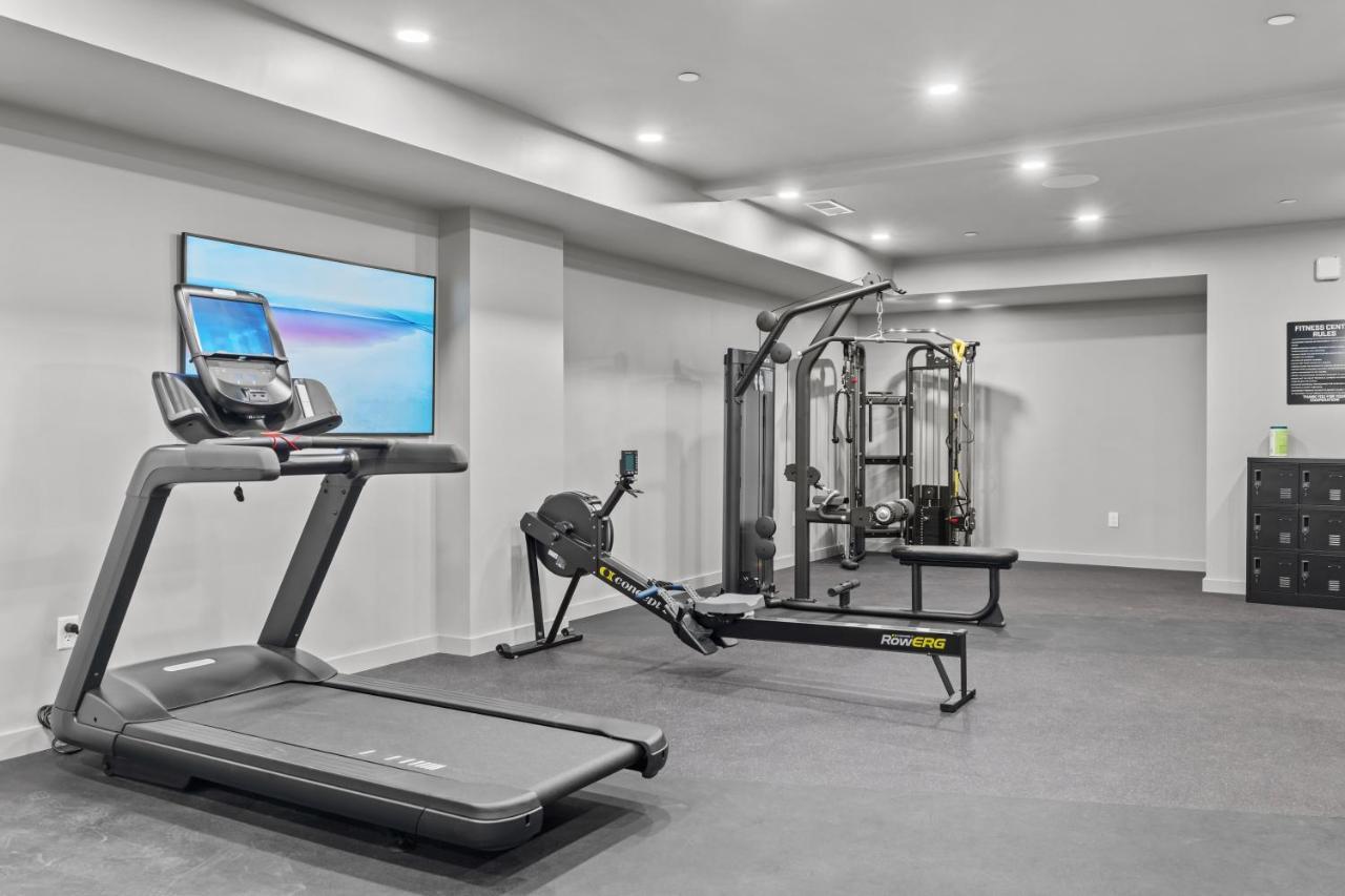 Skyline View, Pool, Gym, Balcony's, Walk To Bway! Apartment