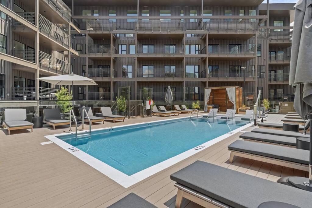 Skyline View, Pool, Gym, Balcony's, Walk To Bway! * Nashville