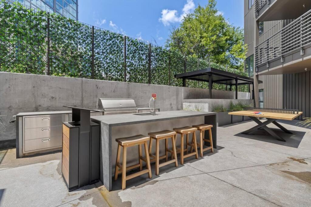 Skyline View, Pool, Gym, Balcony's, Walk To Bway! * Nashville