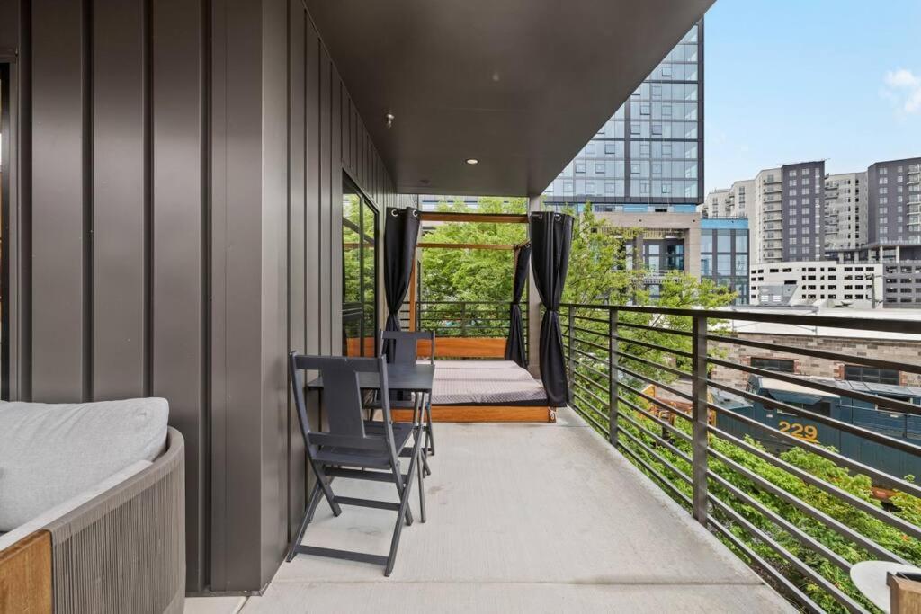 Skyline View, Pool, Gym, Balcony's, Walk To Bway! Apartment *