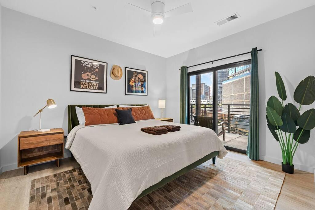 Skyline View, Pool, Gym, Balcony's, Walk To Bway! Apartment