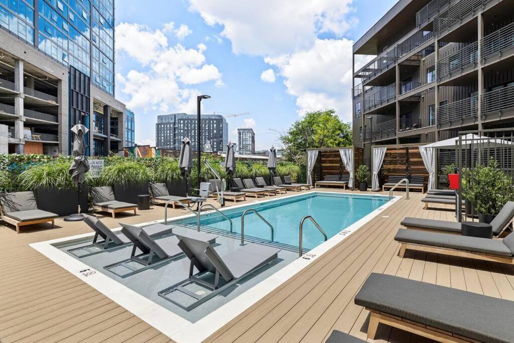 Skyline View, Pool, Gym, Balcony's, Walk To Bway! Nashville