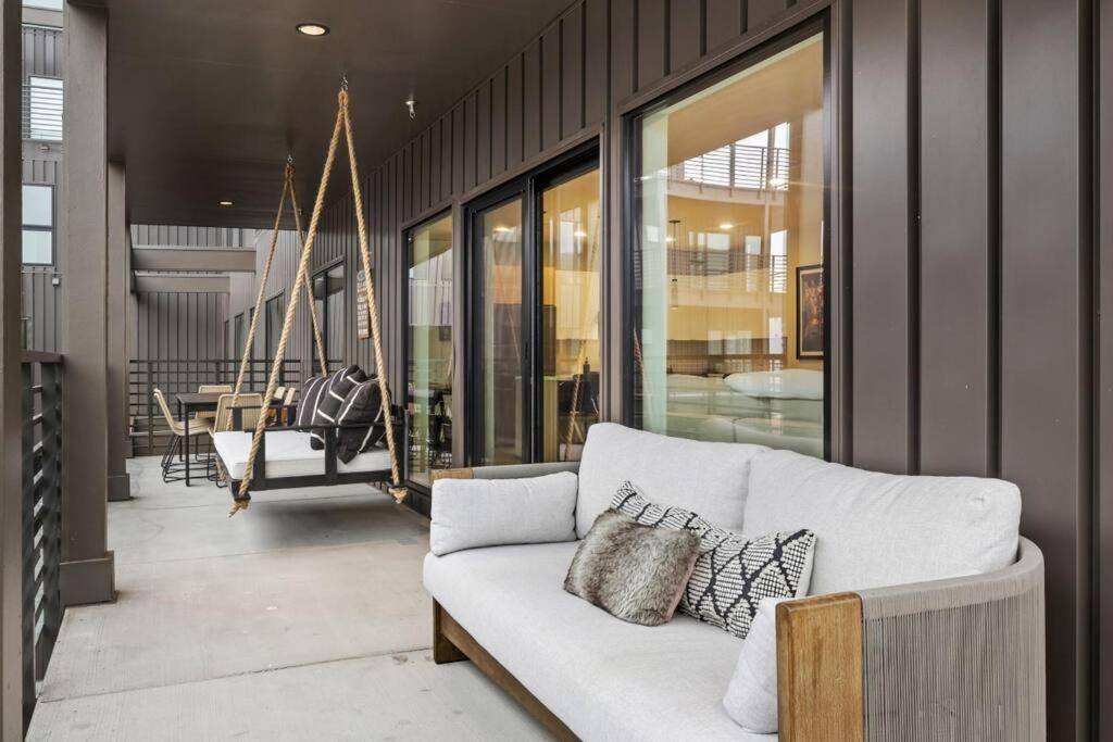 Skyline View, Pool, Gym, Balcony's, Walk To Bway! Appartement Nashville